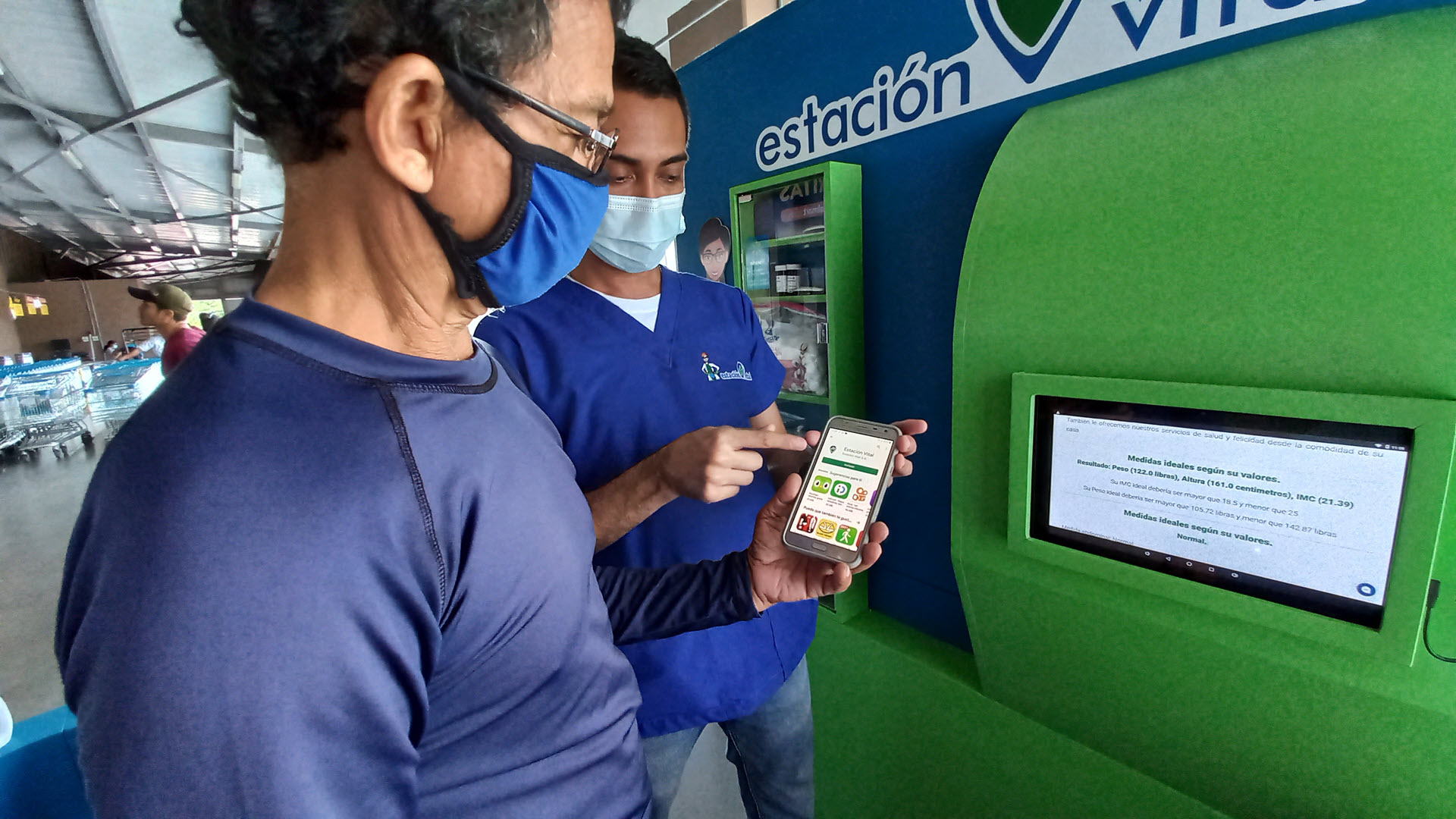 Customer sees received patient data through health kiosks of Estación Vital